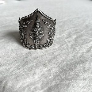Siam Cuff made of  53g of Solid silver. This is a gorgeous vintage piece.
